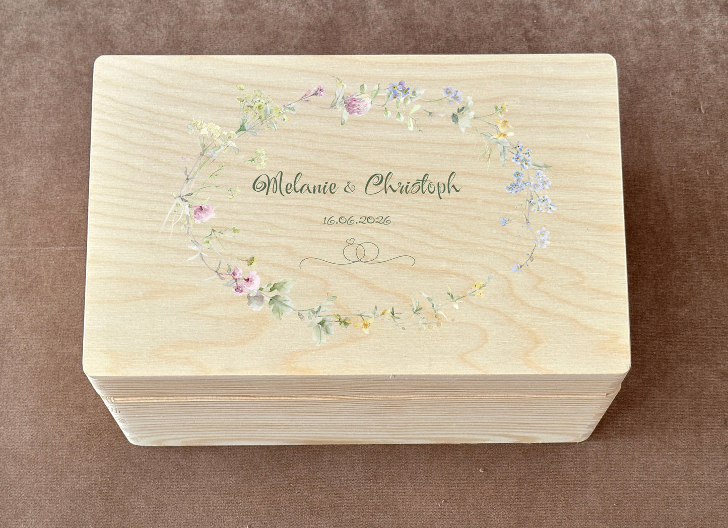 Personalisierte Holzkiste Hochzeit mit Namen und Datum Erinnerungsbox mit Blumenkranz