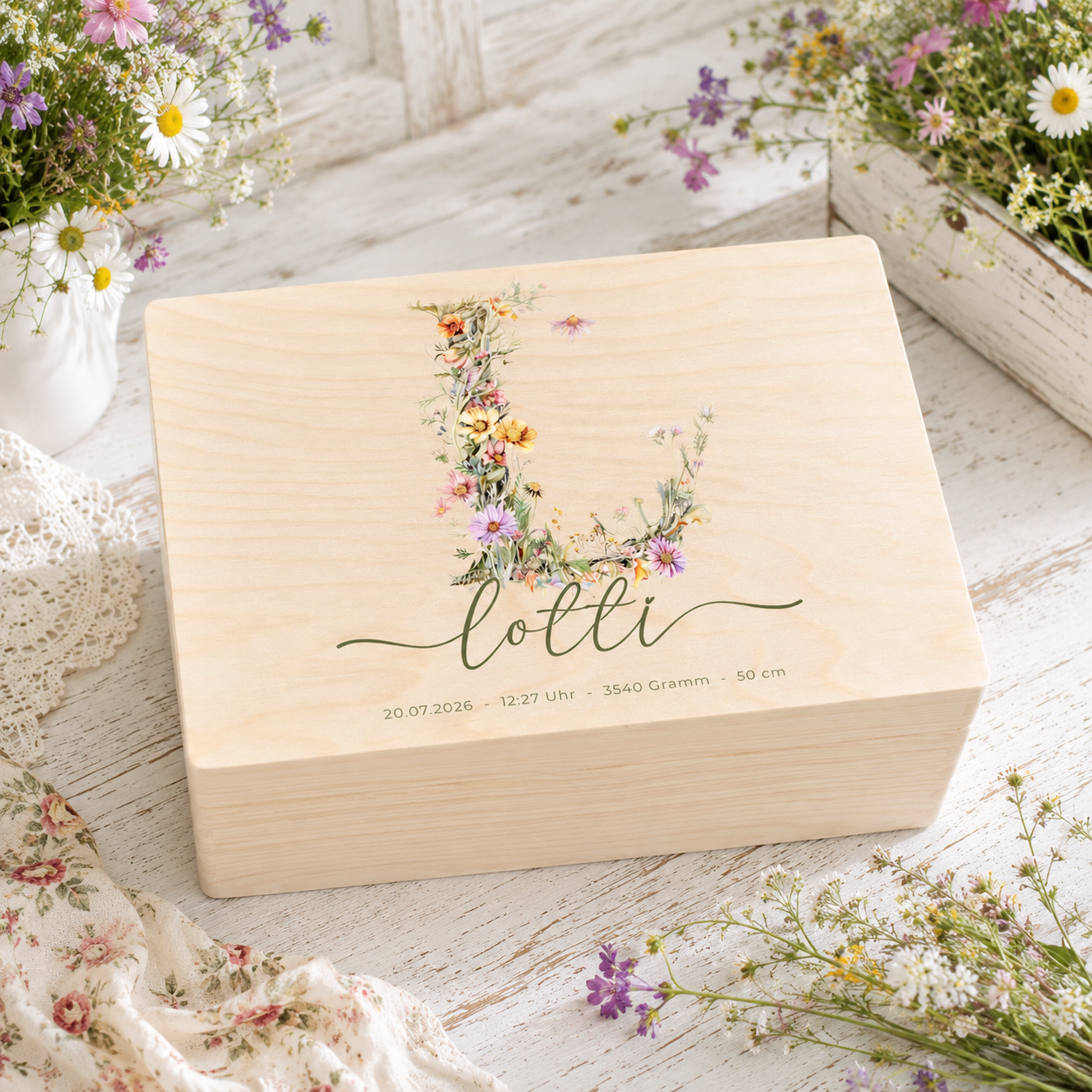 Personalisierte Erinnerungskiste mit Wildblumen Monogramm & Namen – Holzkiste zur Geburt für Baby Erinnerungen & Andenken