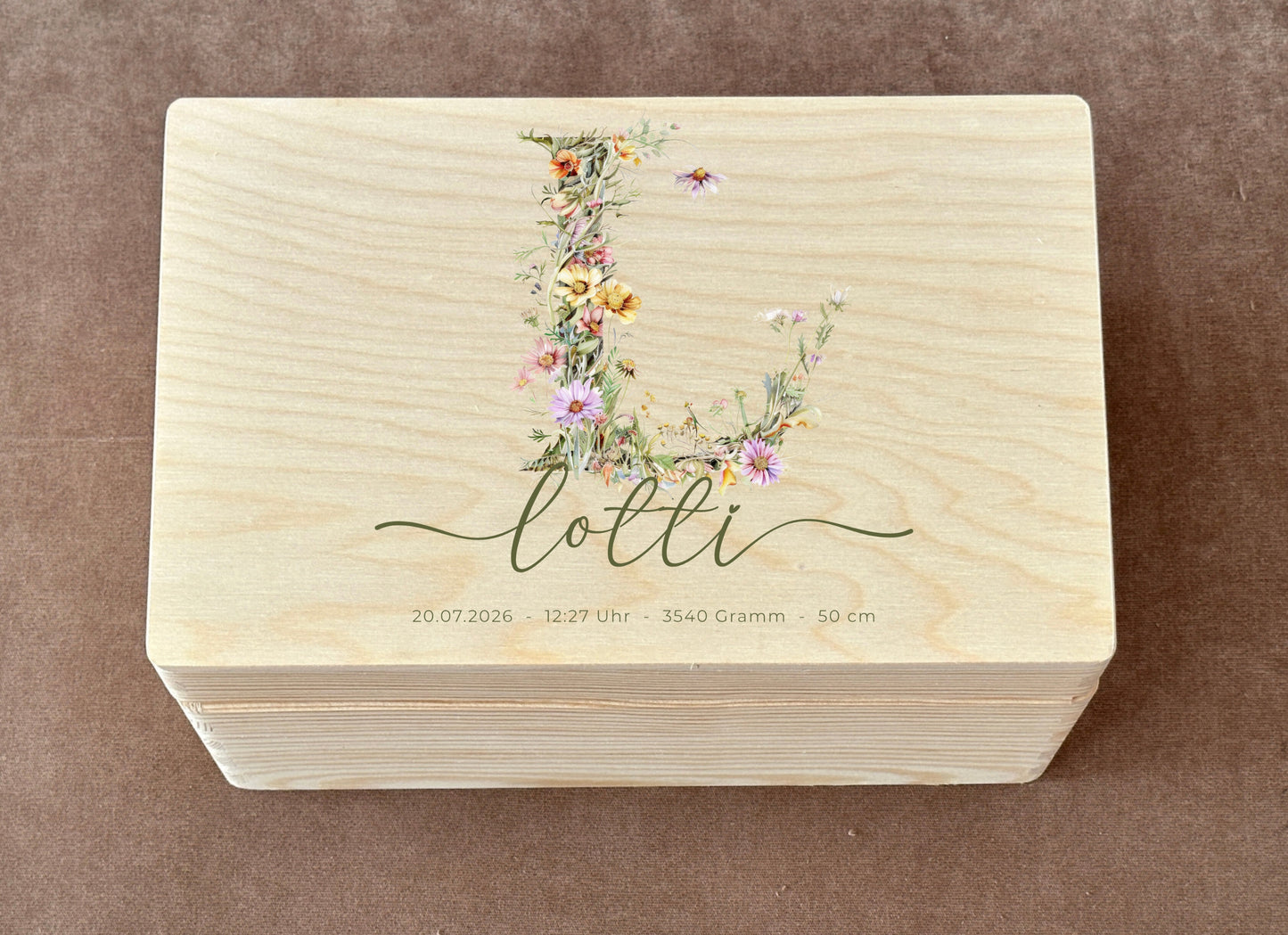 Personalisierte Erinnerungskiste mit Wildblumen Monogramm & Namen – Holzkiste zur Geburt für Baby Erinnerungen & Andenken