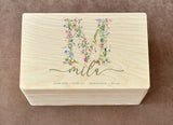 Personalisierte Erinnerungskiste mit Wildblumen Monogramm & Namen – Holzkiste zur Geburt für Baby Erinnerungen & Andenken