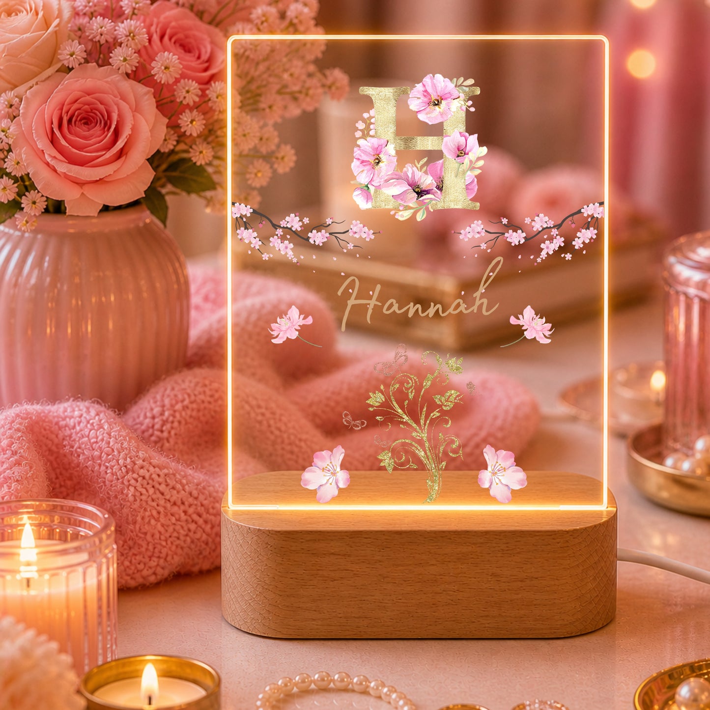 Personalisierte LED Nachtlampe mit goldenem Blumen-Monogramm & Namen | Individuelle Acryl Lampe als Geschenk für Mädchen, Frauen, Schwester & Schlafzimmer Deko