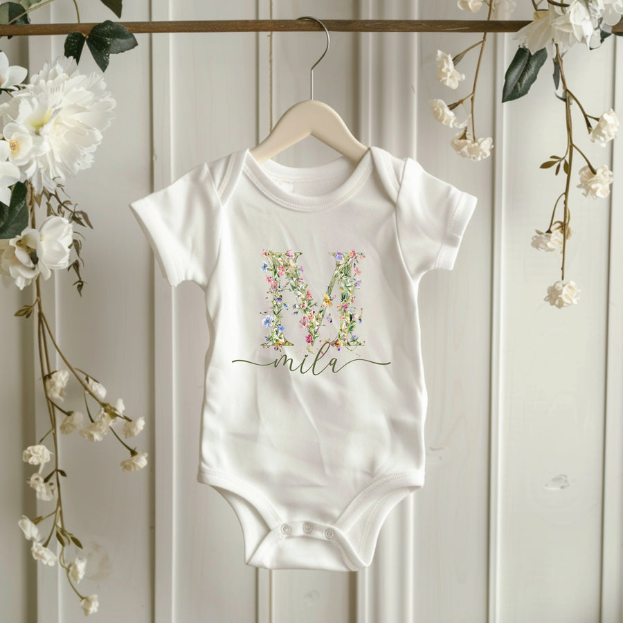 Personalisierter Baby Bio Body mit Wildblumen Monogramm & Namen – Geschenk zur Geburt für Mädchen & Jungen