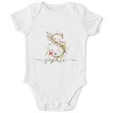 Personalisierter Baby Bio Body mit Wildblumen Monogramm & Namen – Geschenk zur Geburt für Mädchen & Jungen