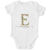 Personalisierter Baby Bio Body mit Wildblumen Monogramm & Namen – Geschenk zur Geburt für Mädchen & Jungen